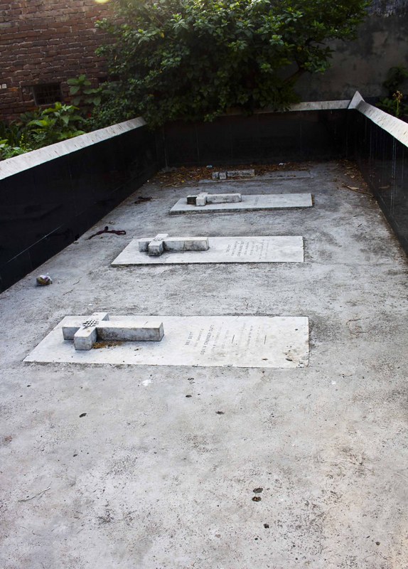 Graves of Dutt Family in Maniktalla Christian Cemetery, Kolkata