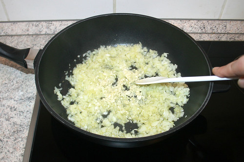 23 - Zwiebeln & Knoblauch andünsten / Braise onion & garlic lightly
