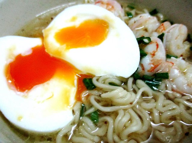 Instant noodles with kampung eggs and prawns